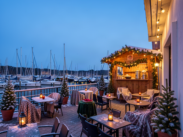 Dieselbe Terrasse im Winter: Glühweinstand mit Lichterketten und Schnee