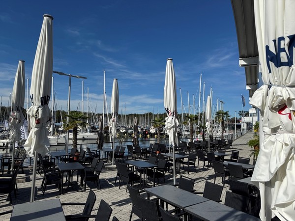 Terrasse im Sommer: leerer Außenbereich am Hafen